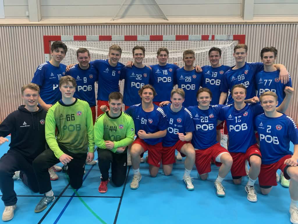 Overraskelseslaget: Denne gjengen har overrasket alle i 2. divisjon denne sesongen. Foran fra venstre: Pål Lyngdal Svendsen, Kristian Andrè Moi Kristensen, Teodor Kuhlmeyer, Kaeden Johan Rajkovic, Frano Hennum, Vetle Johansen Holmås, Even Temte Eikaas og Fabian Martinsen. Bakerst fra venstre: Magnus Bringaker Pedersen, Martin Holmen Eberlein, Olav Bringaker Pedersen, Erik Gigernes, Martin Leonard Paulsen, Niklas Ivesdal, Sondre Solstad Kåsin, Erik Andreas Rustad Nilsen og Benjamin Holm Andersen. , 