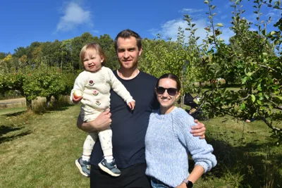 Lone Sofie (2) storkoste seg på eplefestivalen: – Hun er veldig glad i både å plukke og spise epler Lone Sofie (2) storkoste seg på eplefestivalen: – Hun er veldig glad i både å plukke og spise epler