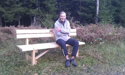 I 15 år har «Jans benk» stått i Kjekstadmarka – få kjenner historien bak I 15 år har «Jans benk» stått i Kjekstadmarka – få kjenner historien bak