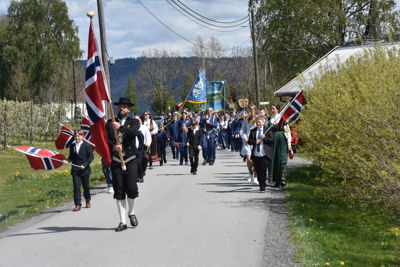 Sylling: Toget i Sylling er her på vei ut fra start ved Sylling kirke.