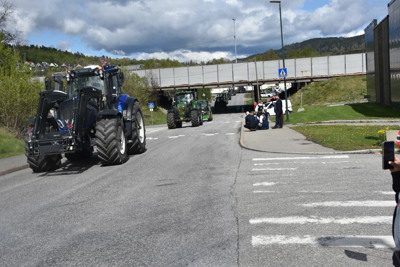 Lang rekke: Det var et langt og mangfoldig traktortog som startet i Sylling og avsluttet på Sjåstad. Her er de på Lierskogen.