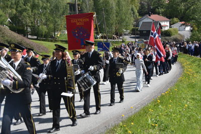 Innspurten: Her har toget på Egge passert Snøplogsvingen og er på vei inn til Egge skole.