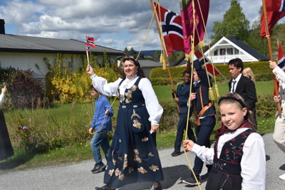 Jubel i front: Rektor på Hegg skole, Kristin Eggum Ege, dro i gang jubelrop på vei ned til Lierbyen.