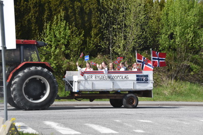 Luftig rundtur: Disse jentene fikk seg en luftig tur med traktortoget. Her suser de forbi Lierskogen.