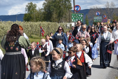 Fornøyde: Mange blide fjes å se i toget i Sylling.