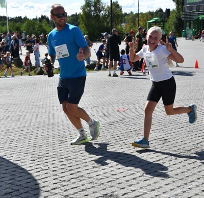 Sjåstadduo: Vegar og Sofia Tveten tok turen fra Sjåstad til Tranby for å samle kilometer.