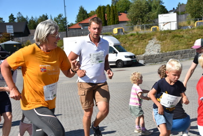 Tre generasjoner: Mette Flåten Kampenhaug hadde med seg både barn og barnebarn til løpet på Tranby.