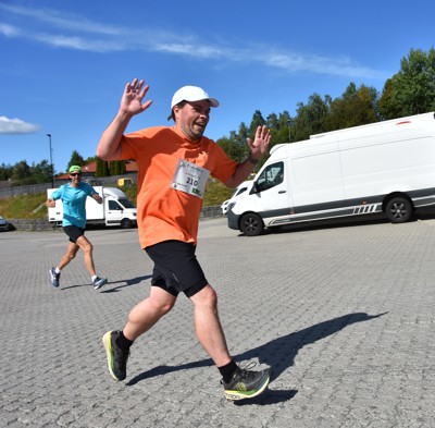 I farta: Her kommer Vegar Fladby inn til runding og fyker ut på ny runde.