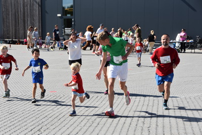 Unge løpere: Som vanlig var det mange unge løpere som slapp løs kreftene i bolleløpet.